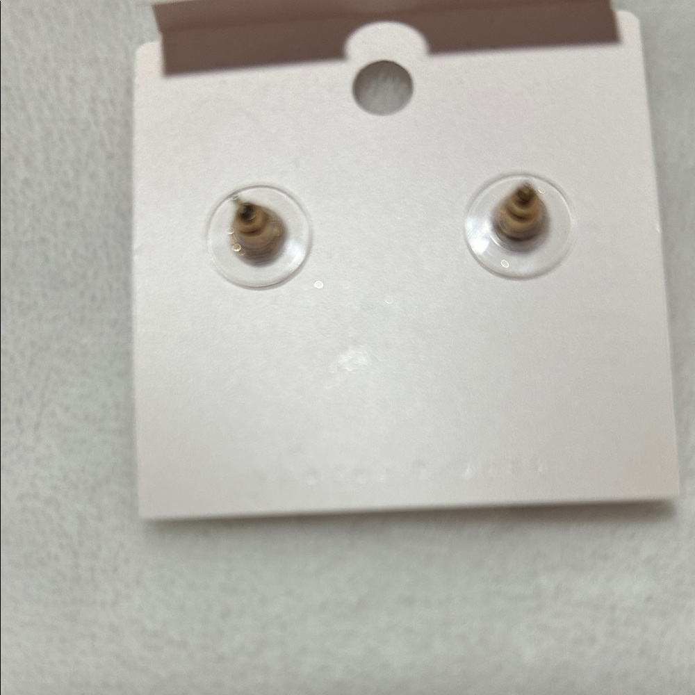 Elegant Gold and Pearl Heart Earrings - Picture 4 of 4